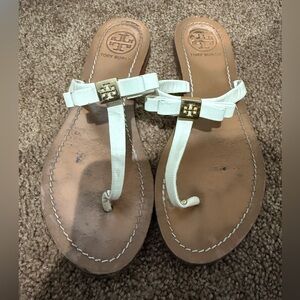 Tory Burch Leighanne Tan Ivory Leather Bow Logo Thong Sandals Flip Flops 8.5‎  N